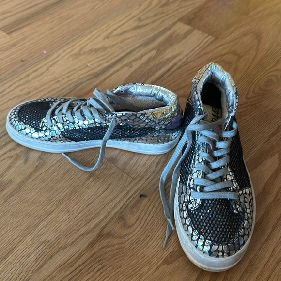 P448 gently worn sneakers - Picture 2 of 3